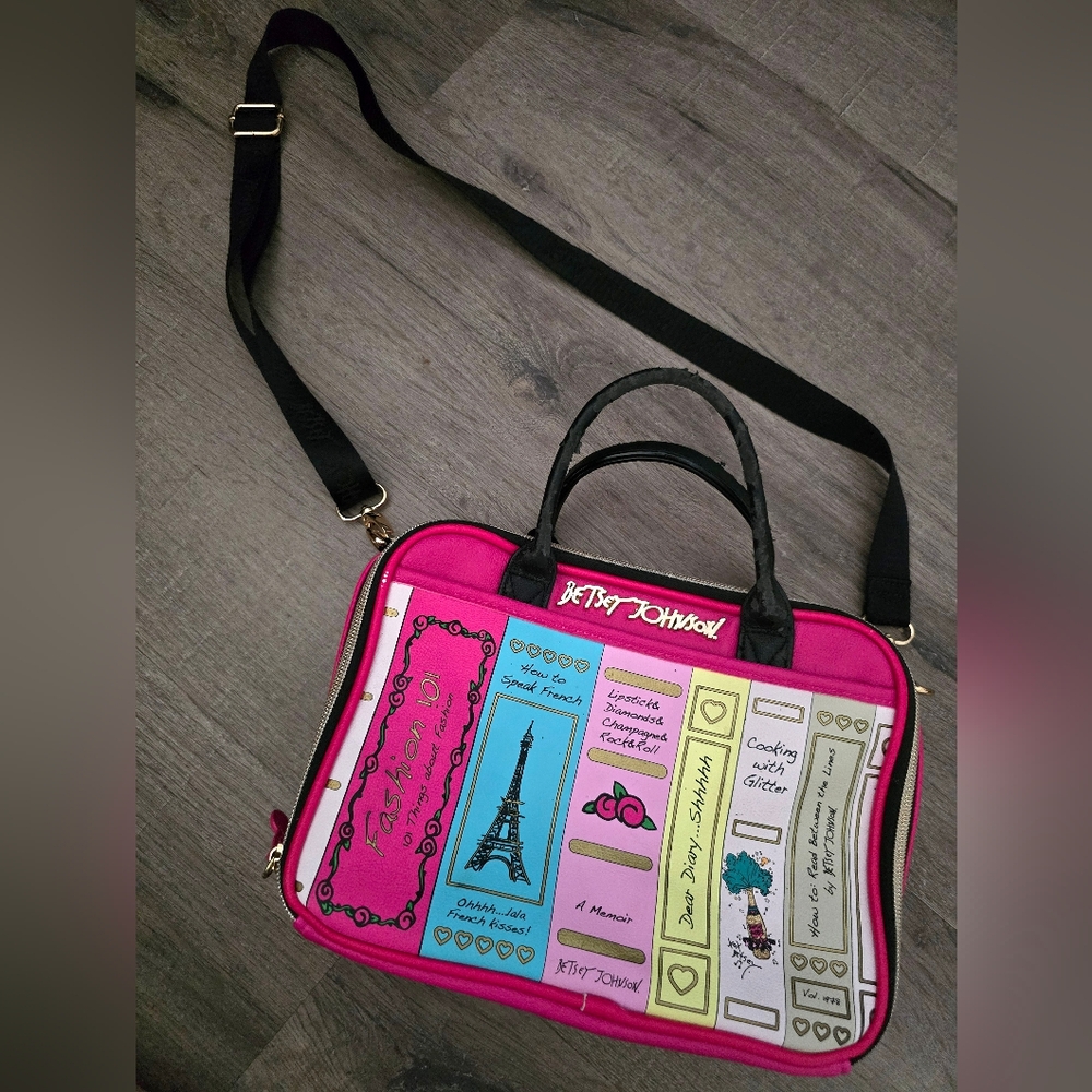 Betsey Johnson Pink Graphic Lunchbox